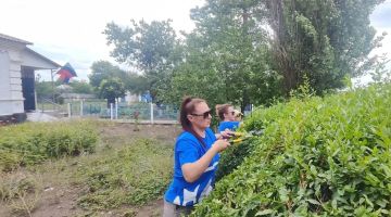 В пгт. СофиевскийКраснолучскогогородского округа продолжаются работы по благоустройству