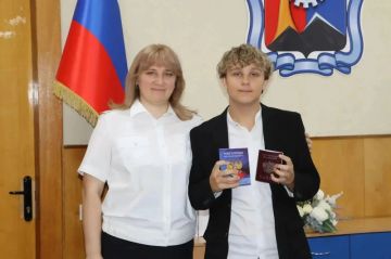 Полицейские в ходе торжественных церемоний вручили юным жителям региона паспорта гражданина РФ