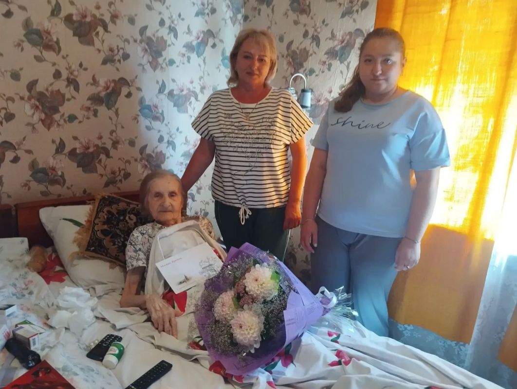 Жизненный путь длиною в 94 года: в пгт Кленовый поздравили долгожительницу Викторию Клестову