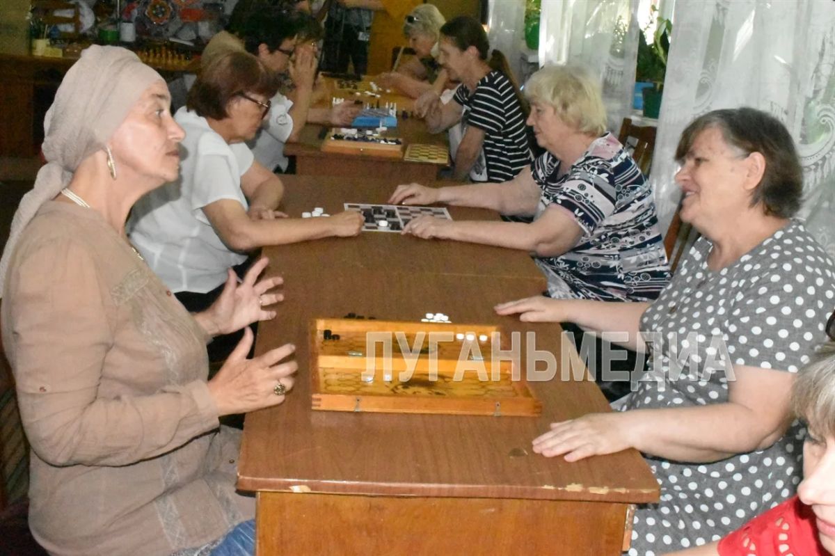 Студенты серебряного возраста из Антрацита сразились в настольных играх