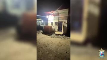 Почти 1,7 тонны бензина изъяли полицейские в Ростовской области у нелегальных продавцов, сообщили в канале МВД России в "Максе"