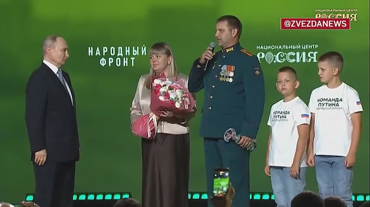 Владимир Путин вручил специальную премию «Всё для Победы!» охранникам старобельского колледжа, атакованного укронацистами