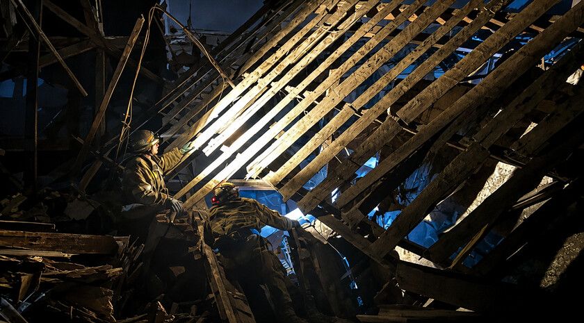 Взрыв бытового газа произошел в двухэтажном доме в Краснодоне, идет разбор завалов