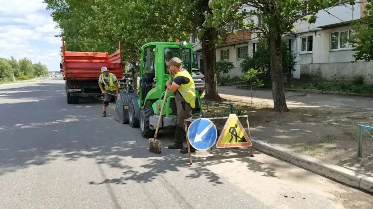 Сотрудники МУП «ДЭП города Рубежное» продолжают выполнять запланированные работы по очистке дорожного покрытия в соответствии с графиком