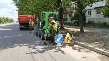 Сотрудники МУП «ДЭП города Рубежное» продолжают выполнять запланированные работы по очистке дорожного покрытия в соответствии с графиком