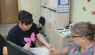Филиал № 9 ГКУ ЛНР «РЦСЗН» в Лутугинском муниципальном округе помогает многодетным родителям своевременно оформить полагающиеся льготы и меры социальной поддержки