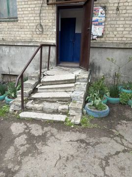 В Краснодоне ЛНР после вмешательства прокуратуры произведена замена входной группы подъезда многоквартирного дома, в котором проживает участник СВО