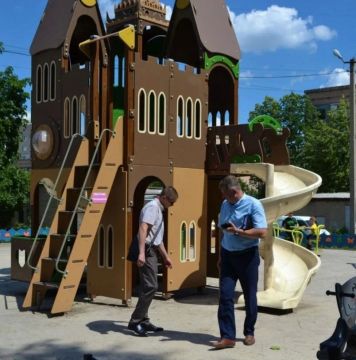 После нашей публикации о детской площадке в квартале Запорожченко в Юбилейном, которая уже несколько месяцев после дождей превращается в огромное озеро, на проблему обратили внимание