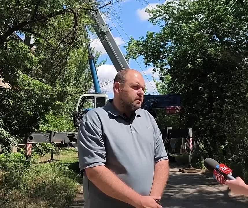 В рамках реализации специального инфраструктурного проекта специалистами подрядной организации продолжается ремонт скатной кровли на квартале 50 лет Пионерской организации, д. 4