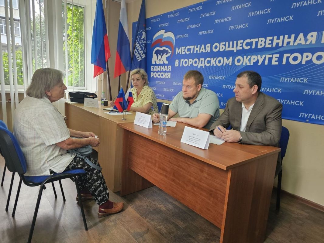 Денис Колесников: Сегодня совместно с директором Территориального Фонда ОМС ЛНР Рощиным Алексеем Сергеевичем и представителем Отделения фонда пенсионного и социального страхования РФ по ЛНР Добринской Ниной Владимировной...