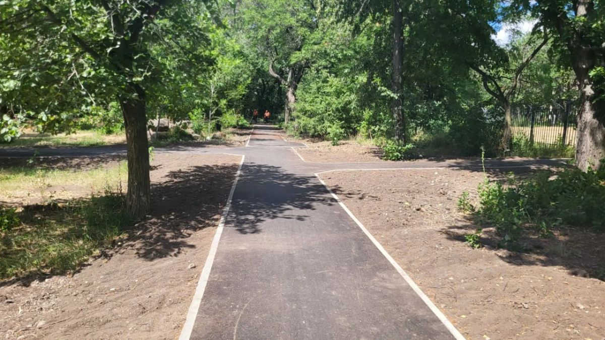 В поселке Краснодон продолжаются работы по благоустройству парка культуры и отдыха, реализуемые в рамках федерального проекта «Формирование комфортной городской среды», входящего в состав национального проекта...