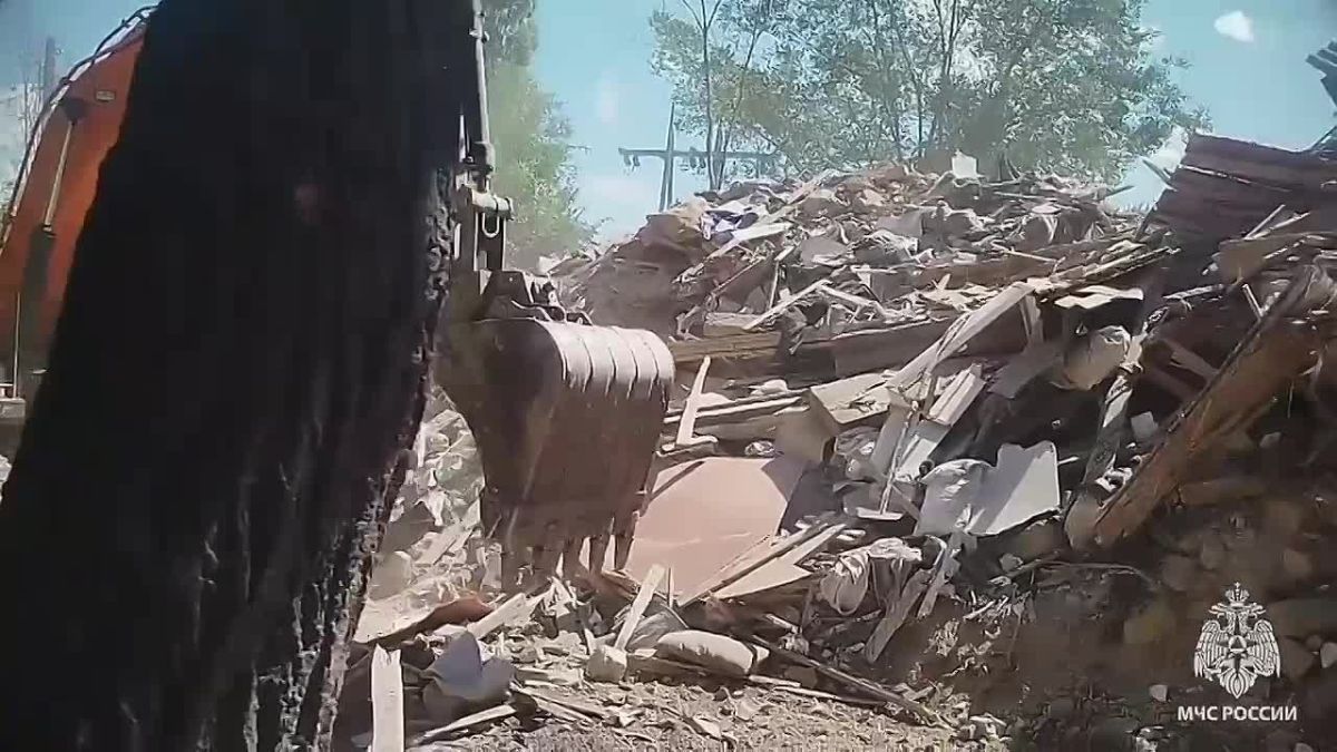 Тела трёх погибших извлекли из-под завалов в Краснодоне в ЛНР, где в многоквартирном доме произошёл взрыв бытового газа, сообщили в МЧС РФ