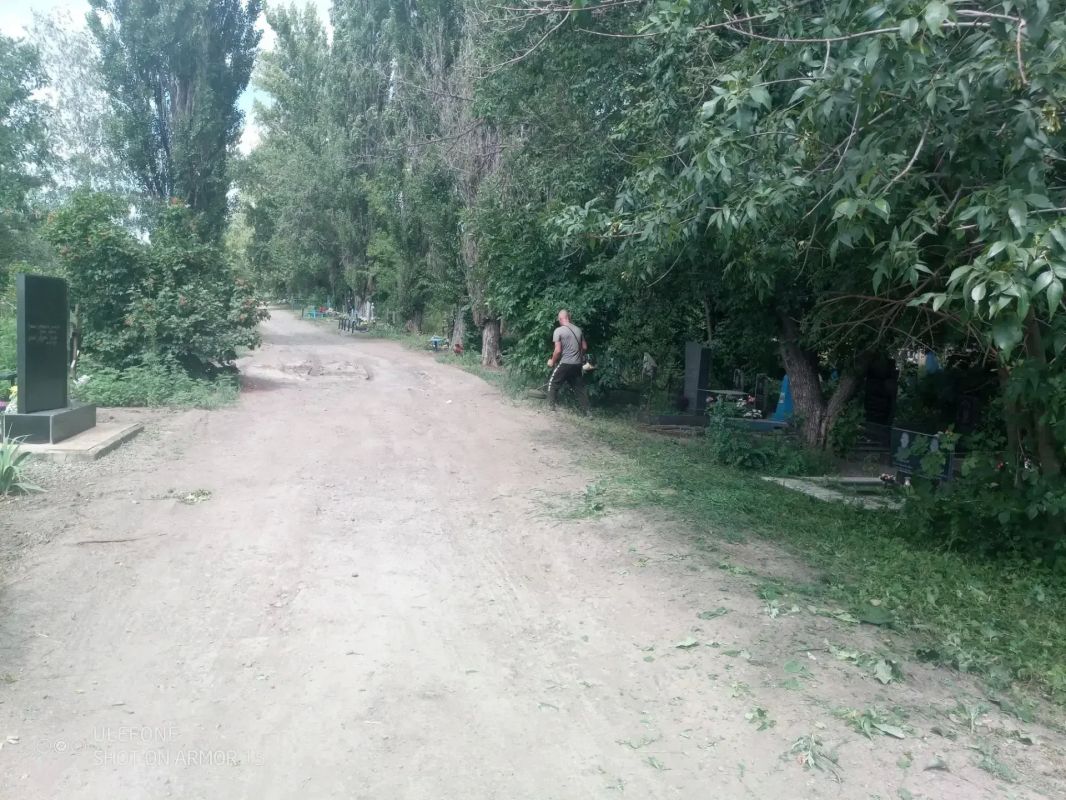 Уборка территории кладбищ продолжается
