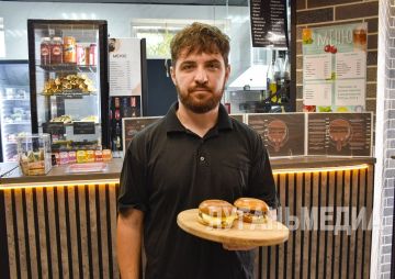 Краснолучанин Евгений Рыжков открыл в городе фастфуд-кафе «Бургер&Фри», получив денежную помощь от государства