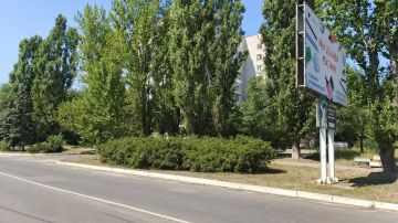 Сотрудники МУП «ДЭП города Рубежное» продолжают работы по благоустройству и поддержанию чистоты на городских улицах