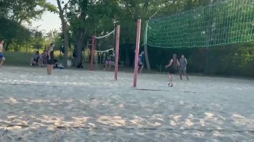 В минувшие выходные на стадионе имени Ленинского комсомола прошла открытая тренировка по пляжному волейболу для мужских и смешанных команд из Краснодонского муниципального округа