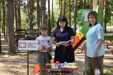 Сотрудники отдела обслуживания ЦРМБ МБУ «Новопсковская ЦБС» организовали для детей увлекательное занятие, приуроченное ко Дню рисунков цветными мелками