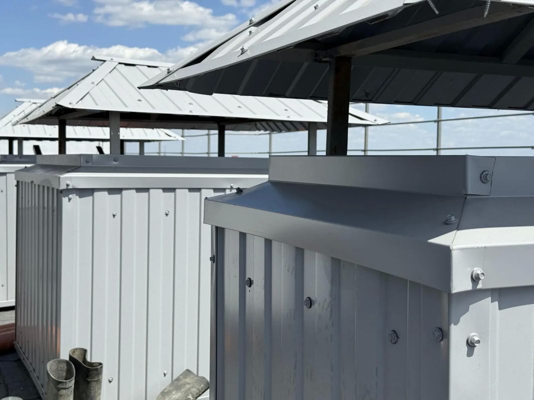 В Краснодоне продолжается ремонт кровли над подъездами № 5 и 6 в доме по адресу: квартал Советский, 1. Работы выполняет строительная компания «СТИЛЛ»
