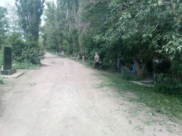 Уборка территории кладбищ продолжается