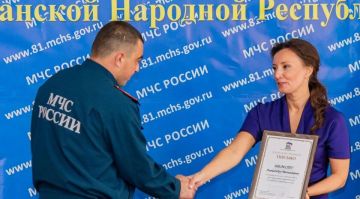 Зампред Госдумы наградила сотрудников МЧС, разбиравших завалы в Старобельске
