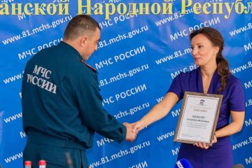 Зампред Госдумы Анна Кузнецова вручила награды сотрудникам МЧС, работавшим на спасательной операции в Старобельске
