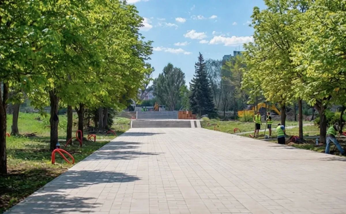 Работа в парке «Дружба» в Луганске идет полным ходом