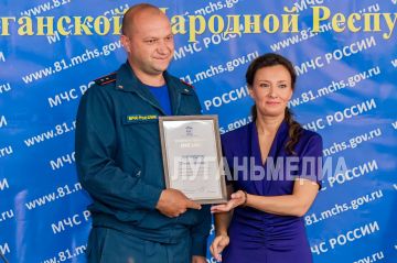 В Луганске прошло торжественное чествование сотрудников МЧС, выполнявших спасательную операцию в Старобельске