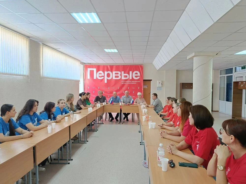 В Славяносербском муниципальном округе состоялся круглый стол «Дети Донбасса: голоса надежды и безопасности», объединивший подростков, представителей власти и общественности для открытого и важного диалога