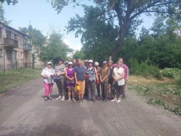 15 июля в пгт Чернухино прошел общепоселковый субботник, где сотрудники организаций и учреждений начали благоустраивать улицу Молодёжную