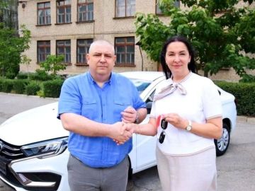 ПСБ передал Луганскому педагогическому университету два новых автомобиля Lada Vesta