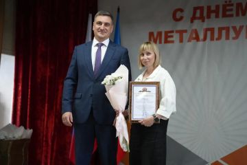 В преддверии Дня металлурга в ЛНР чествовали работников Алчевского металлургического комбината