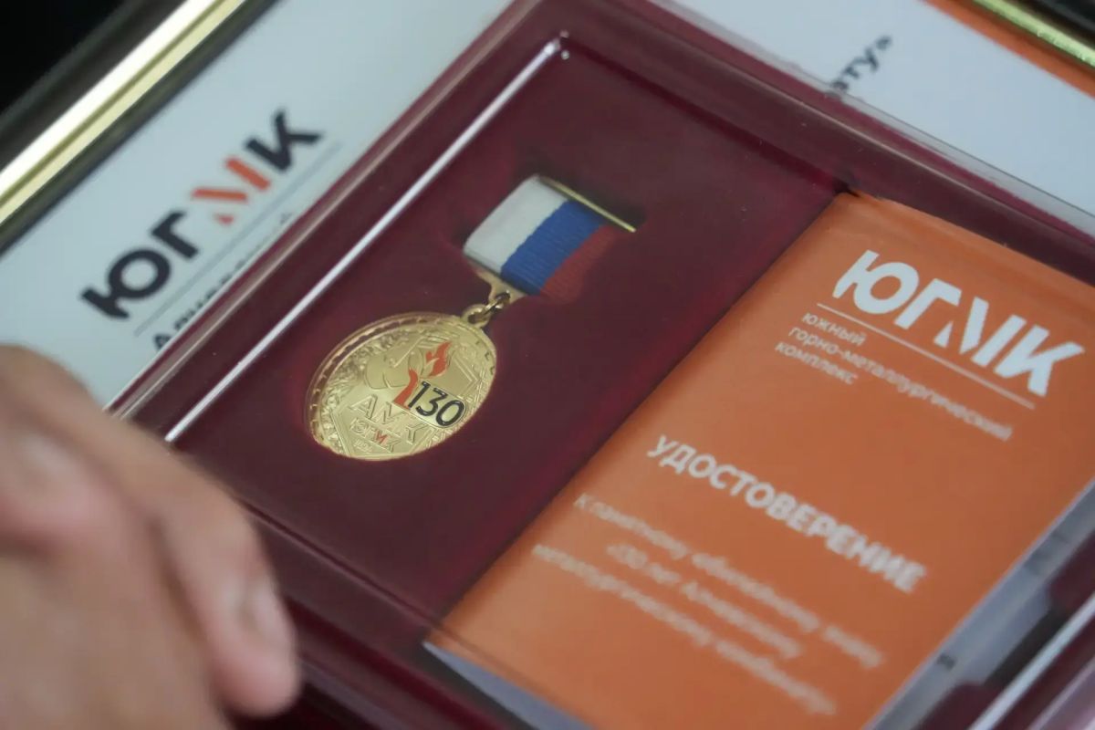 В ЛНР наградили работников Алчевского металлургического комбината ко Дню металлурга