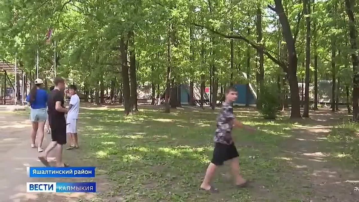 Антрацитовские школьники продолжают отдыхать в детском лагере в Калмыкии