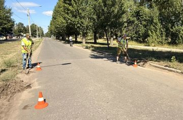 Специалисты МУП «ДЭП города Рубежное» не прекращают трудиться над тем, чтобы городские улицы оставались чистыми и благоустроенными