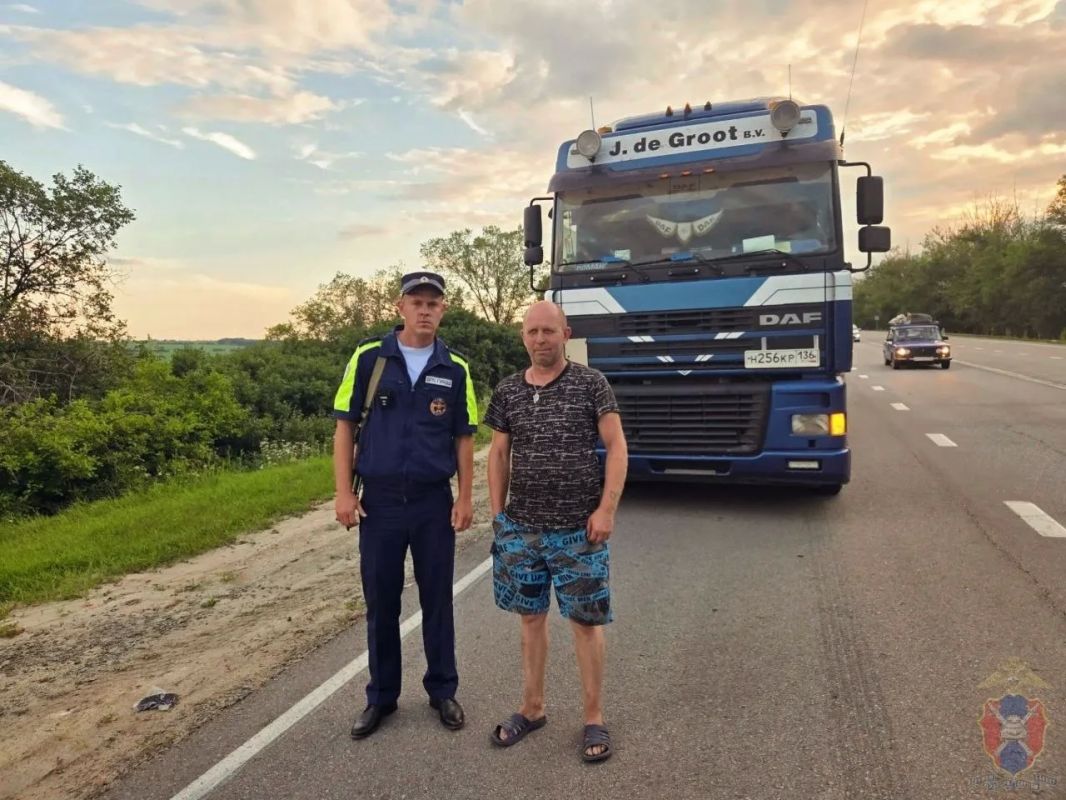 Съехавший с дороги большегруз вернулся на проезжую часть благодаря опыту и слаженным действиям сотрудников Госавтоинспекции Воронежской области