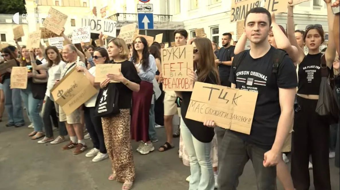 В Киеве и ряде городов полным ходом идут «картонные» митинги в поддержку уволенного министра обороны Федорова