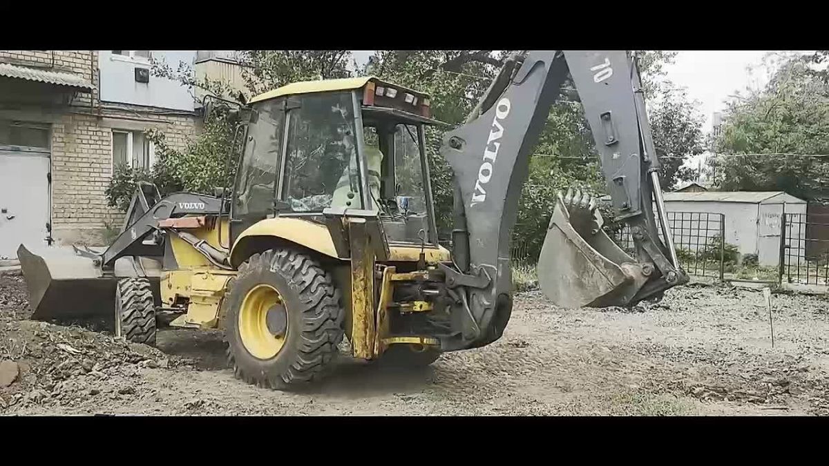 В рамках муниципального контракта продолжаем ремонт внутридворовой дороги на территории домов № 1, 1а, 2а и 3а по улице Красных шахтёров
