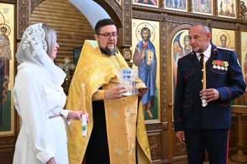 Наталья Волошина вручила Роману Теленкевичу Благодарственное письмо от депутатов Совета городского округа, добавив: