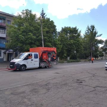 В рамках муниципального контракта, силами специалистов ГУП ЛНР "Луганский автодор" продолжаются работы по нанесению горизонтальной дорожной разметки на дорогах муниципального значения