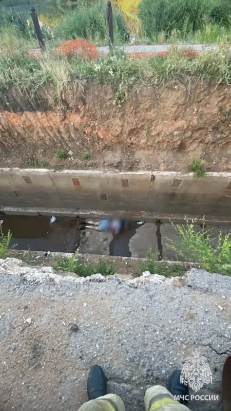 В Алчевске спасатели вытащили мужчину из пятиметровой ямы