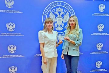 Председатель Избиркома ЛНР вручила удостоверения уполномоченному по финансовым вопросам кандидатов от «ЕДИНОЙ РОССИИ»