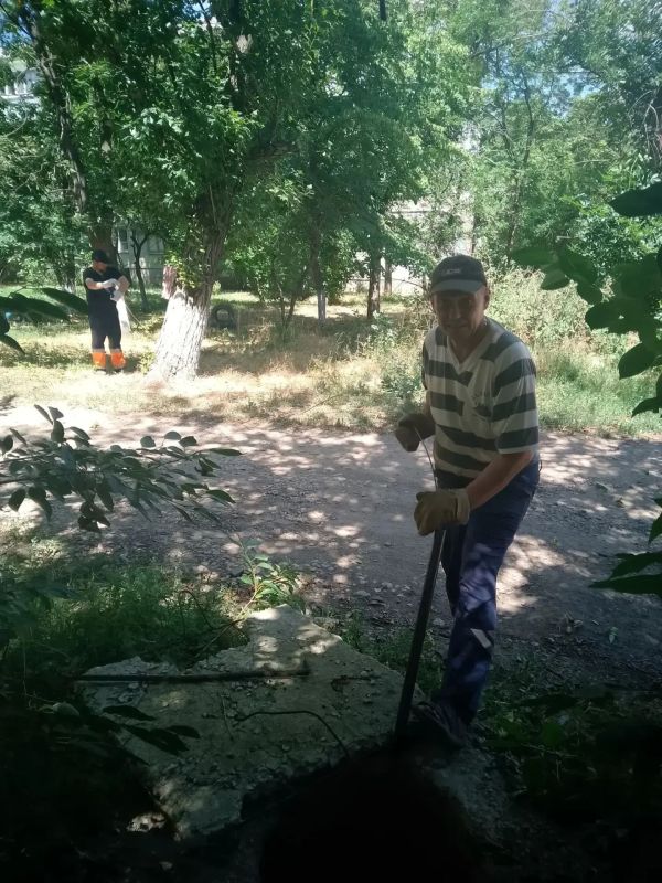 В Красном Луче продолжаются ежедневные работы по благоустройству и содержанию городских сетей