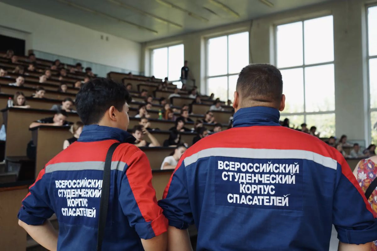 Добровольцы обеспечивают безопасность в ЛГУ им. В. Даля