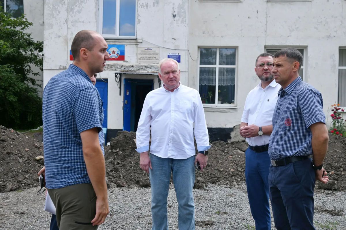 Игорь Ковальчук: Совместно с представителями Красноярского края, депутатским корпусом и общественниками проинспектировал ход капитального ремонта спортивного зала в Свердловской средней школе № 3