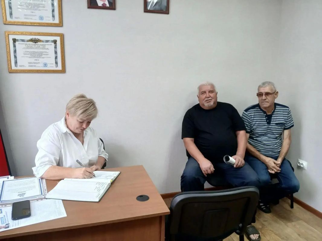 «Раньше здесь гоняли мяч. Теперь пробираются через траву»