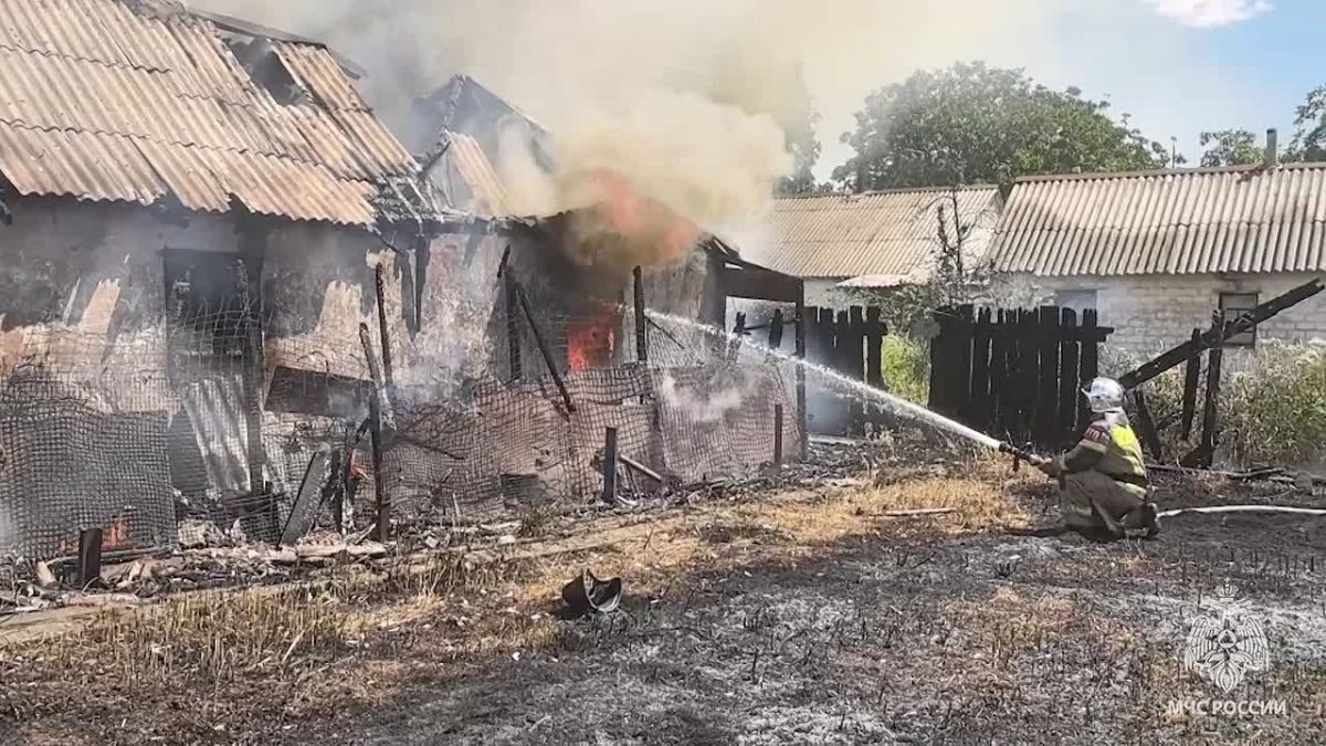 СПАСАТЕЛИ МЧС РОССИИ ЛИКВИДИРОВАЛИ КРУПНОЕ ВОЗГОРАНИЕ ЧАСТНОГО ДОМА В СВЕРДЛОВСКОМ ОКРУГЕ