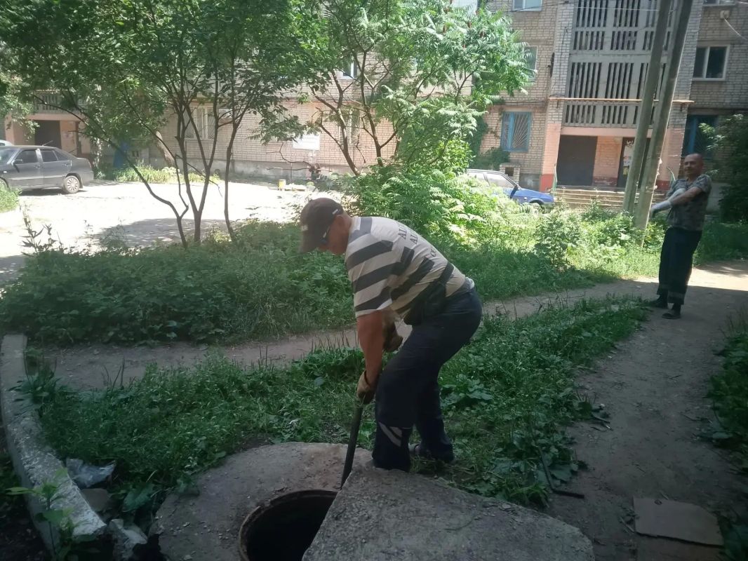 Сотрудники Краснолучского департамента ГУП ЛНР «Лугансквода» ежедневно ведут систематическую работу