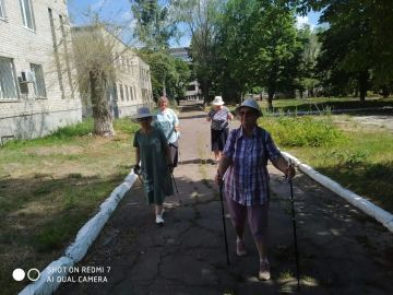 Участники программы «Активное долголетие» при Первомайском комплексном центре социального обслуживания населения не изменяют своим спортивным традициям и регулярно выходят на тренировки по скандинавской ходьбе