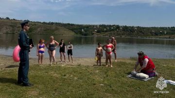 Безопасность у воды: в Перевальске спасатели, волонтеры Красного Креста и соцработники провели совместный рейд