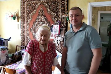 Врип главы города Рубежное Евгений Шаталин от себя лично и от всей администрации города поздравил Галину Ивановну Копецкую с 97-летием